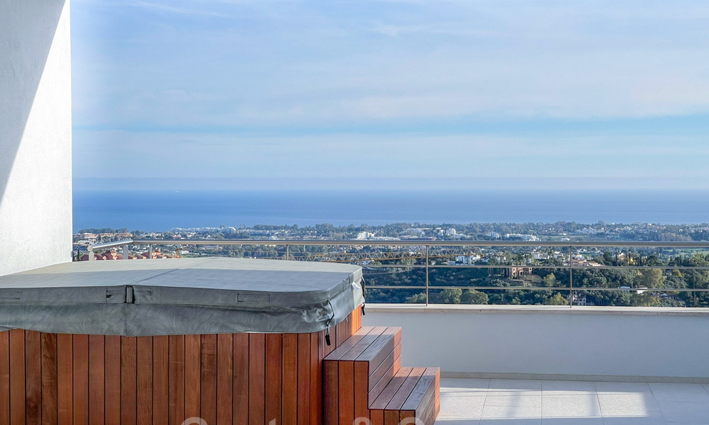 Exclusieve en hoogtechnologische villa in moderne stijl met panoramisch zeezicht te koop, in een prestigieuze urbanisatie in Benahavis - Marbella. Voltooid. 34352