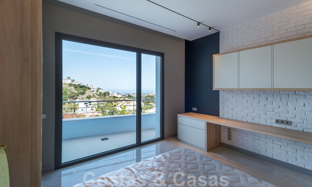 Exclusieve en hoogtechnologische villa in moderne stijl met panoramisch zeezicht te koop, in een prestigieuze urbanisatie in Benahavis - Marbella. Voltooid. 34366