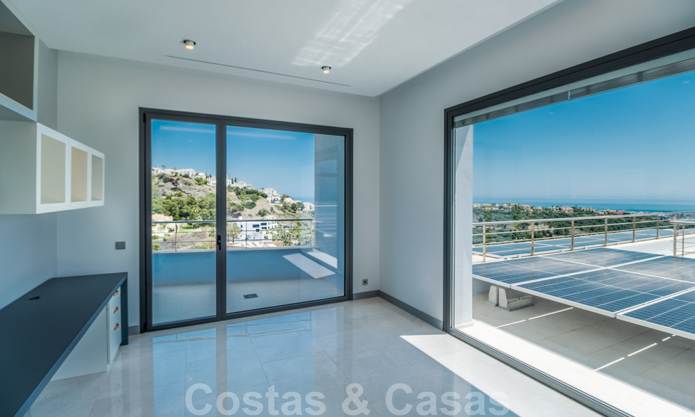 Exclusieve en hoogtechnologische villa in moderne stijl met panoramisch zeezicht te koop, in een prestigieuze urbanisatie in Benahavis - Marbella. Voltooid. 34368