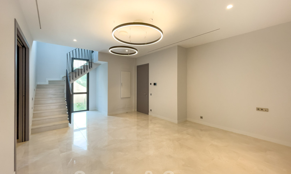 Exclusieve en hoogtechnologische villa in moderne stijl met panoramisch zeezicht te koop, in een prestigieuze urbanisatie in Benahavis - Marbella. Voltooid. 34377