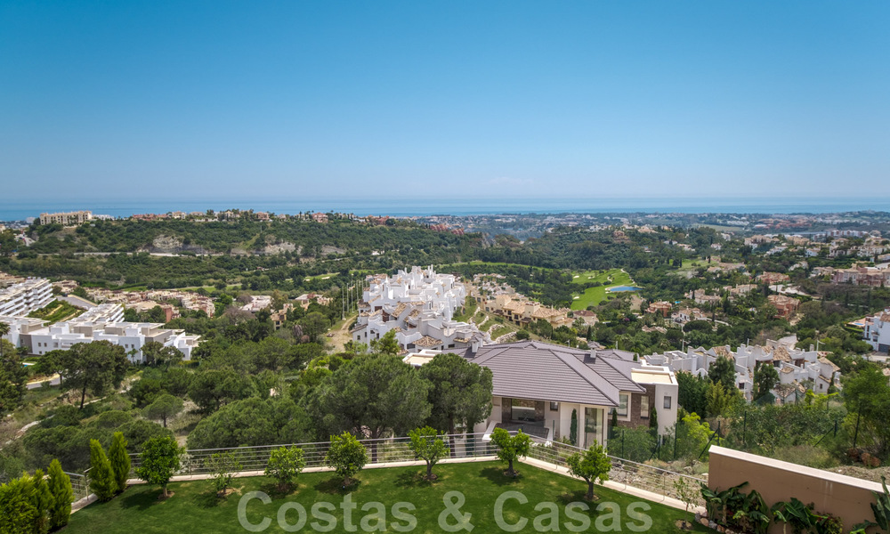 Exclusieve en hoogtechnologische villa in moderne stijl met panoramisch zeezicht te koop, in een prestigieuze urbanisatie in Benahavis - Marbella. Voltooid. 34382