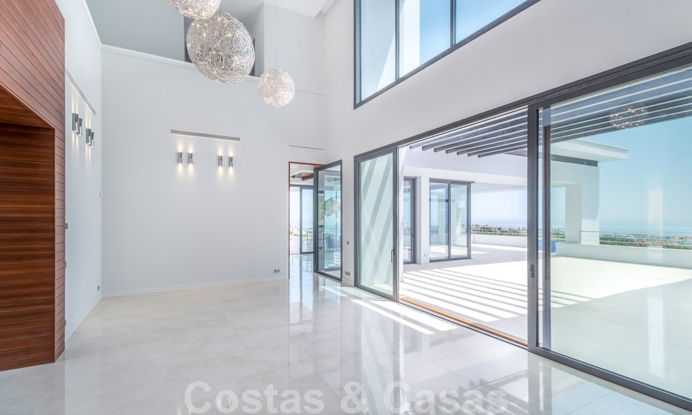 Exclusieve en hoogtechnologische villa in moderne stijl met panoramisch zeezicht te koop, in een prestigieuze urbanisatie in Benahavis - Marbella. Voltooid. 34385