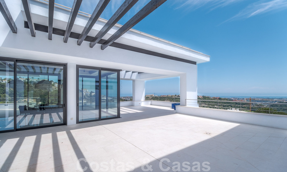 Exclusieve en hoogtechnologische villa in moderne stijl met panoramisch zeezicht te koop, in een prestigieuze urbanisatie in Benahavis - Marbella. Voltooid. 34387