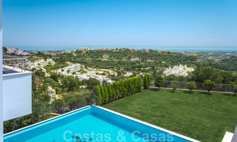 Exclusieve en hoogtechnologische villa in moderne stijl met panoramisch zeezicht te koop, in een prestigieuze urbanisatie in Benahavis - Marbella. Voltooid. 34388