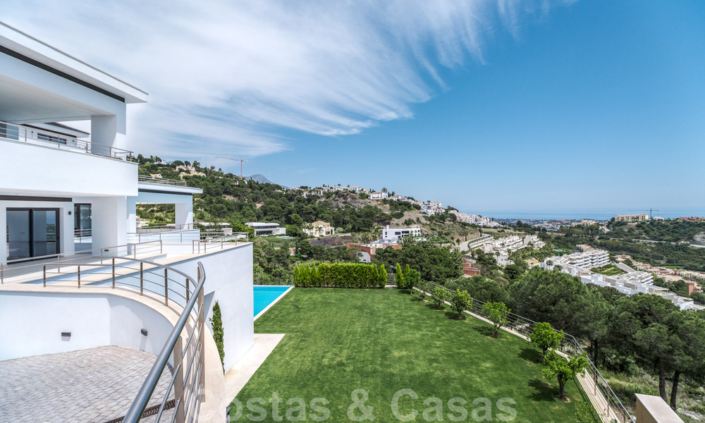 Exclusieve en hoogtechnologische villa in moderne stijl met panoramisch zeezicht te koop, in een prestigieuze urbanisatie in Benahavis - Marbella. Voltooid. 34391