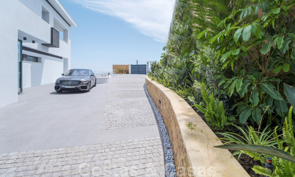 Exclusieve en hoogtechnologische villa in moderne stijl met panoramisch zeezicht te koop, in een prestigieuze urbanisatie in Benahavis - Marbella. Voltooid. 34393