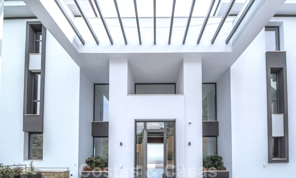 Exclusieve en hoogtechnologische villa in moderne stijl met panoramisch zeezicht te koop, in een prestigieuze urbanisatie in Benahavis - Marbella. Voltooid. 34394