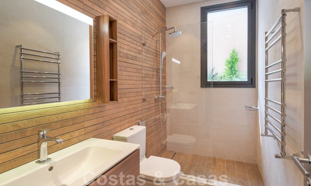 Exclusieve en hoogtechnologische villa in moderne stijl met panoramisch zeezicht te koop, in een prestigieuze urbanisatie in Benahavis - Marbella. Voltooid. 34396