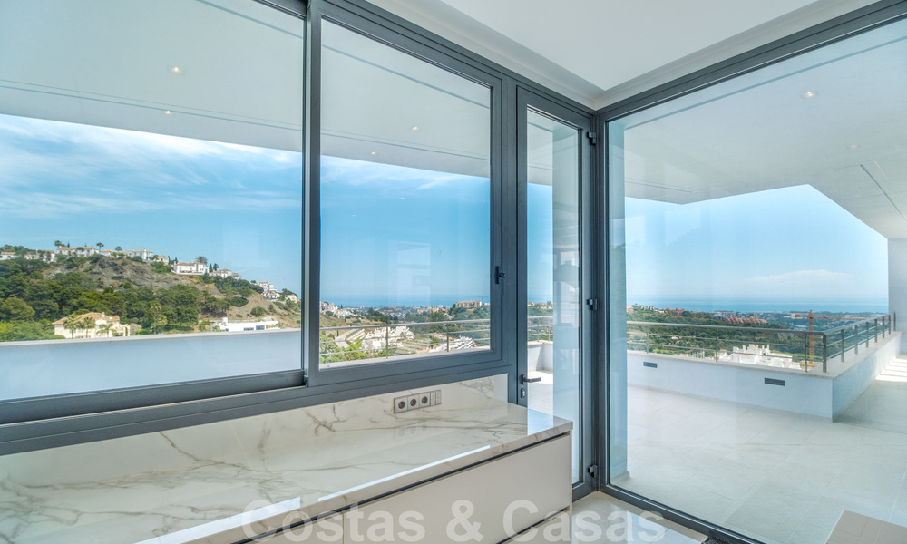 Exclusieve en hoogtechnologische villa in moderne stijl met panoramisch zeezicht te koop, in een prestigieuze urbanisatie in Benahavis - Marbella. Voltooid. 34402