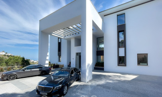 Exclusieve en hoogtechnologische villa in moderne stijl met panoramisch zeezicht te koop, in een prestigieuze urbanisatie in Benahavis - Marbella. Voltooid. 34433 