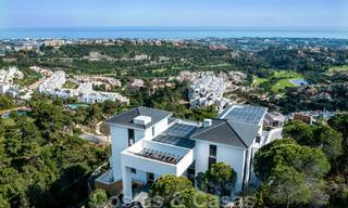 Exclusieve en hoogtechnologische villa in moderne stijl met panoramisch zeezicht te koop, in een prestigieuze urbanisatie in Benahavis - Marbella. Voltooid. 34435 