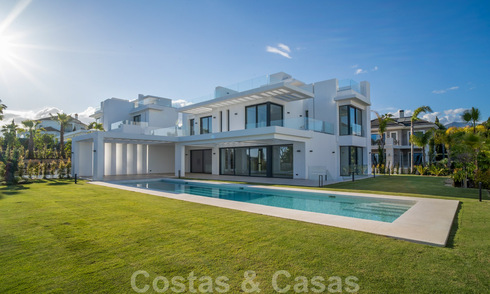 Instapklare, nieuwe moderne villa te koop in vijfsterren golfresort in Marbella - Benahavis 34470
