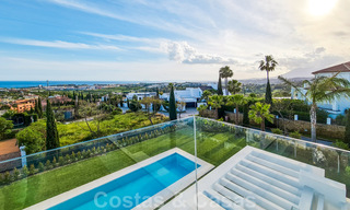 Instapklare, moderne nieuwbouwvilla te koop met zeezicht in vijfsterren golfresort in Marbella - Benahavis 34535 