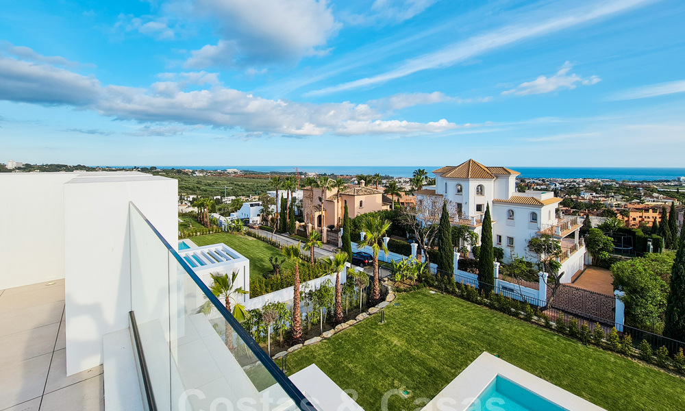 Instapklare, moderne nieuwbouwvilla te koop met zeezicht in vijfsterren golfresort in Marbella - Benahavis 34536