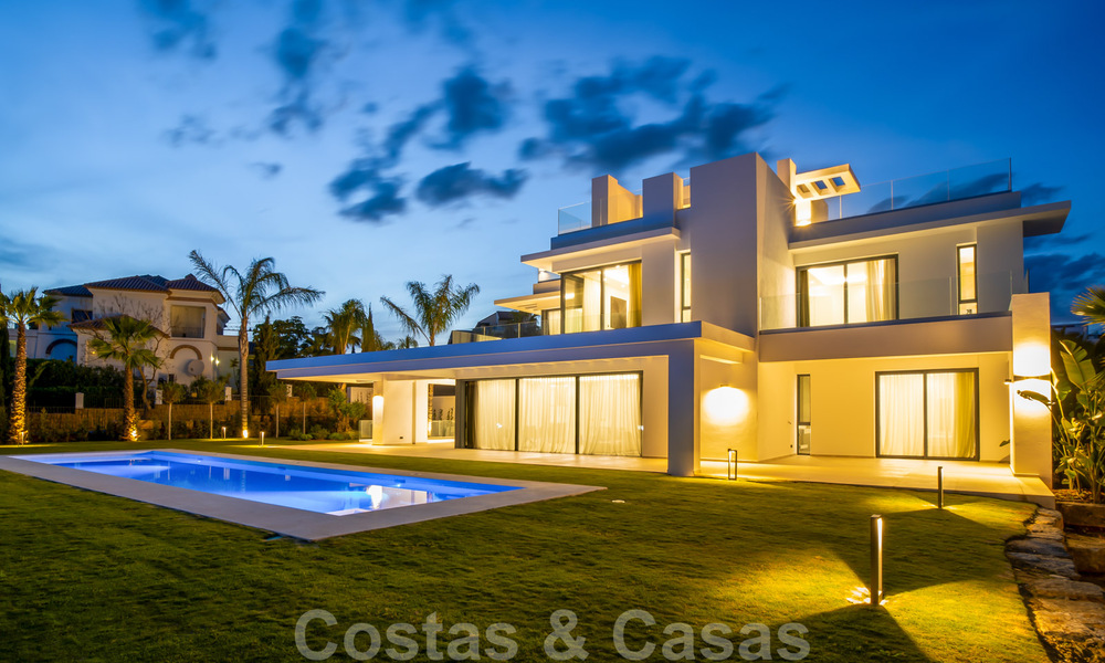 Instapklare, moderne nieuwbouwvilla te koop met zeezicht in vijfsterren golfresort in Marbella - Benahavis 34546
