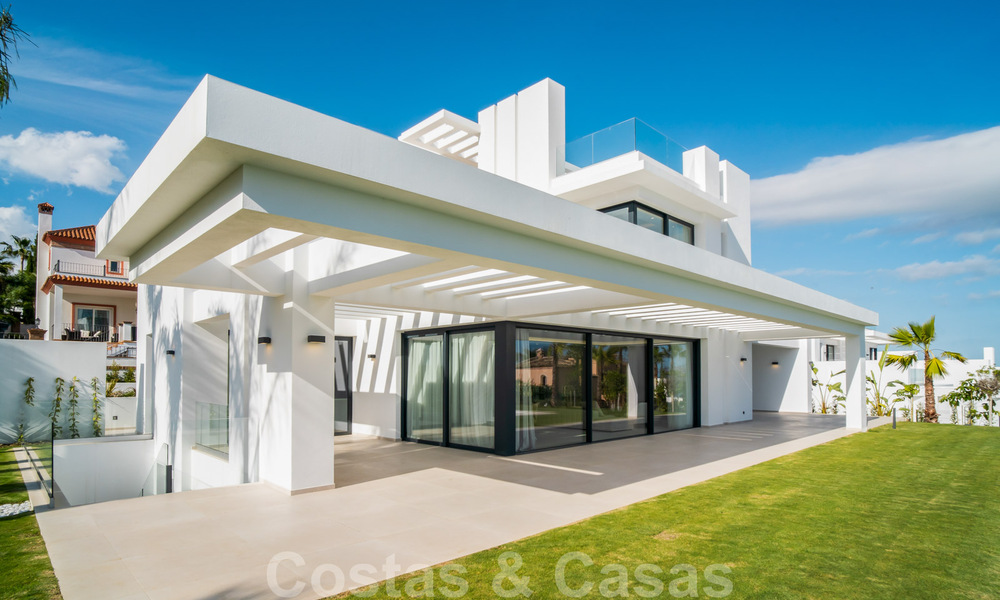 Instapklare, moderne nieuwbouwvilla te koop met zeezicht in vijfsterren golfresort in Marbella - Benahavis 34548