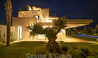 Instapklare, moderne nieuwbouwvilla te koop met zeezicht in vijfsterren golfresort in Marbella - Benahavis 34551 