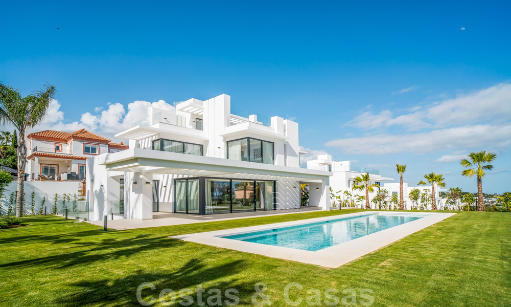 Instapklare, moderne nieuwbouwvilla te koop met zeezicht in vijfsterren golfresort in Marbella - Benahavis 34553
