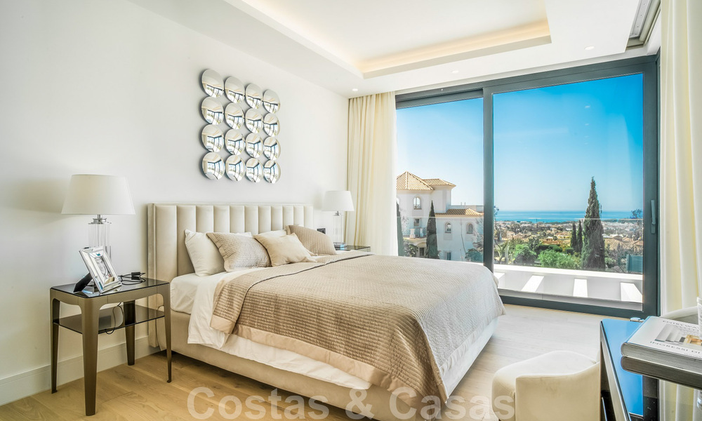 Instapklare, moderne nieuwbouwvilla te koop met zeezicht in vijfsterren golfresort in Marbella - Benahavis 34560