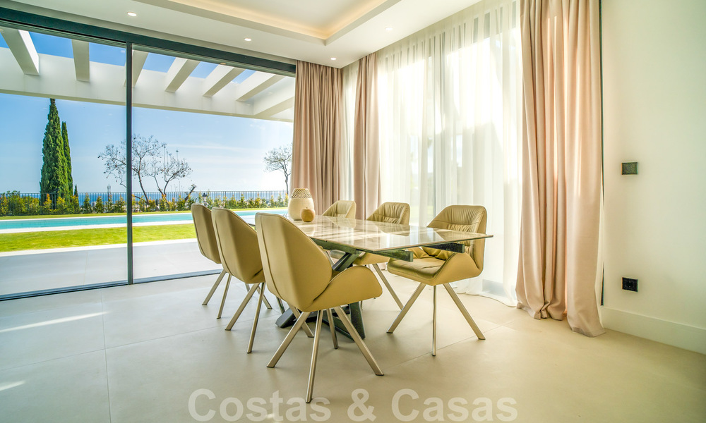 Instapklare, moderne nieuwbouwvilla te koop met zeezicht in vijfsterren golfresort in Marbella - Benahavis 34582