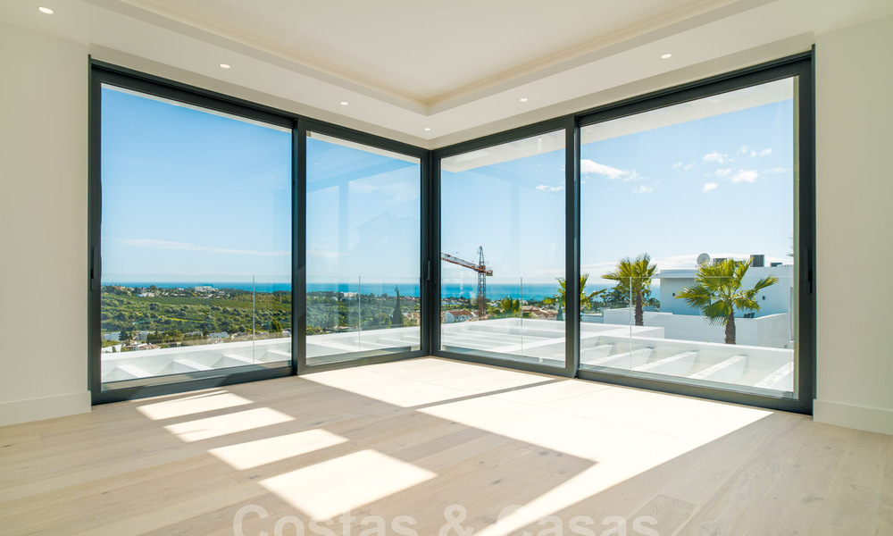 Moderne nieuwe instapklare villa te koop met zeezicht in vijfsterren golfresort in Marbella - Benahavis 34600