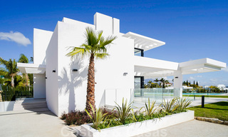 Moderne nieuwe instapklare villa te koop met zeezicht in vijfsterren golfresort in Marbella - Benahavis 34605 