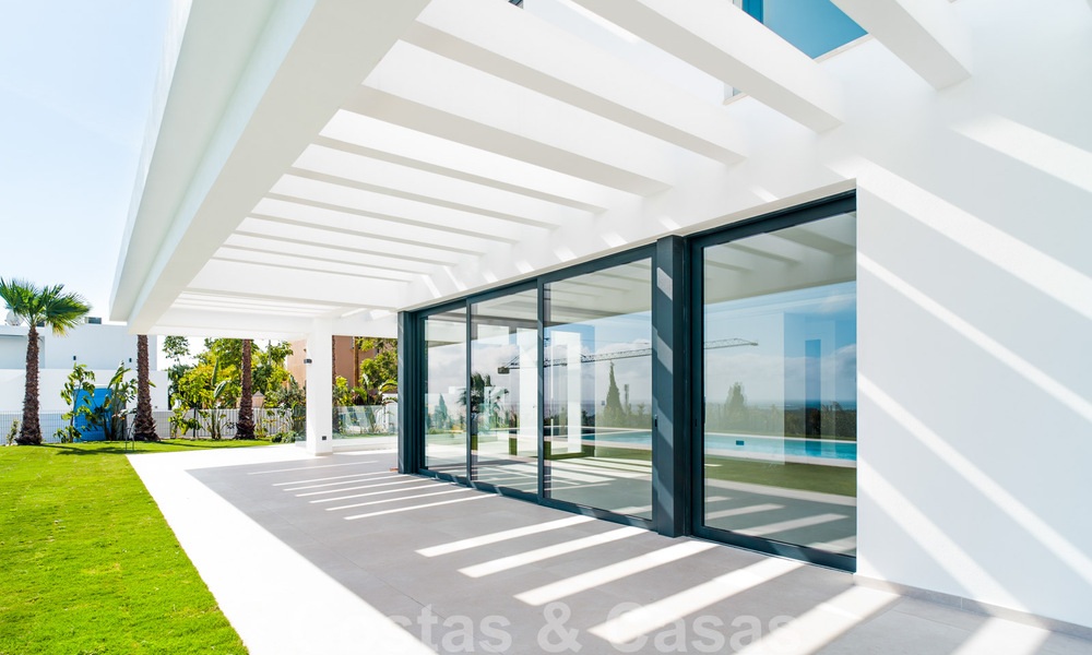 Moderne nieuwe instapklare villa te koop met zeezicht in vijfsterren golfresort in Marbella - Benahavis 34609