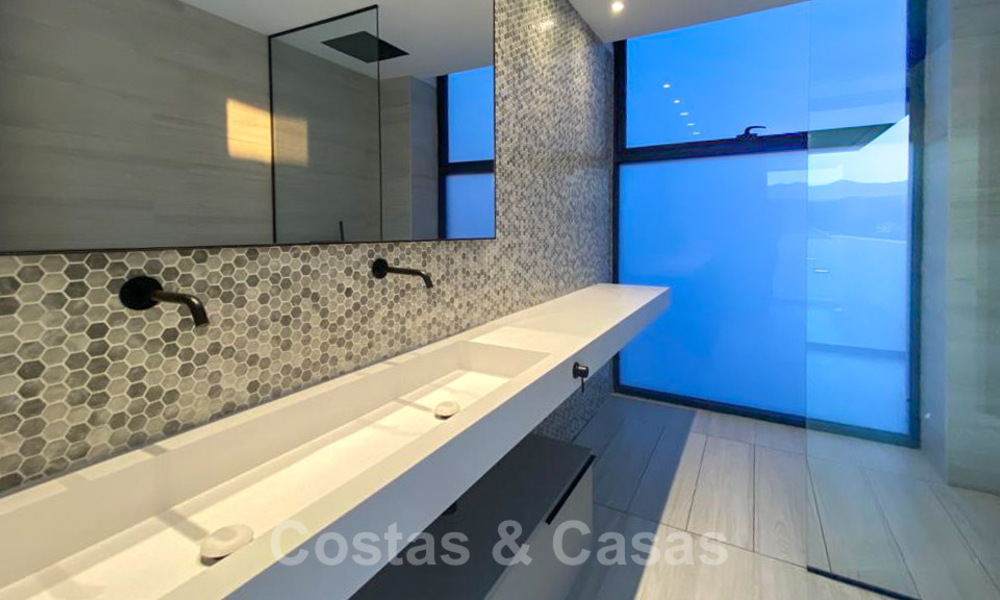 Sterk in prijs verlaagd! Instapklare moderne designvilla te koop met panoramisch golf- en zeezicht in een vijfsterren golfresort in Marbella - Benahavis 34626