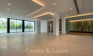 Sterk in prijs verlaagd! Instapklare moderne designvilla te koop met panoramisch golf- en zeezicht in een vijfsterren golfresort in Marbella - Benahavis 34630 