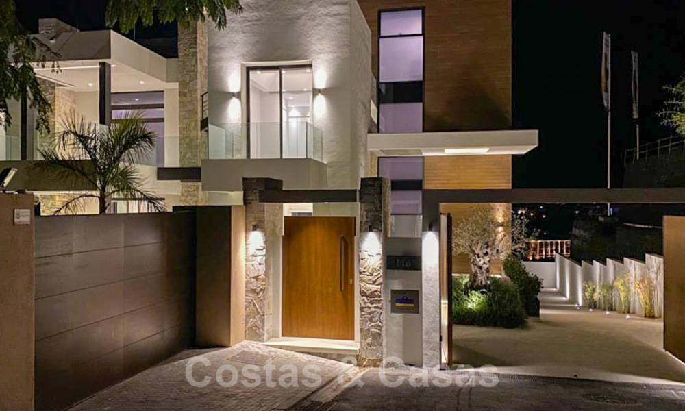 Sterk in prijs verlaagd! Instapklare moderne designvilla te koop met panoramisch golf- en zeezicht in een vijfsterren golfresort in Marbella - Benahavis 34632