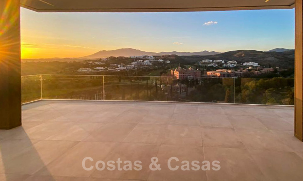 Sterk in prijs verlaagd! Instapklare moderne designvilla te koop met panoramisch golf- en zeezicht in een vijfsterren golfresort in Marbella - Benahavis 34642