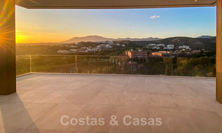 Sterk in prijs verlaagd! Instapklare moderne designvilla te koop met panoramisch golf- en zeezicht in een vijfsterren golfresort in Marbella - Benahavis 34642 