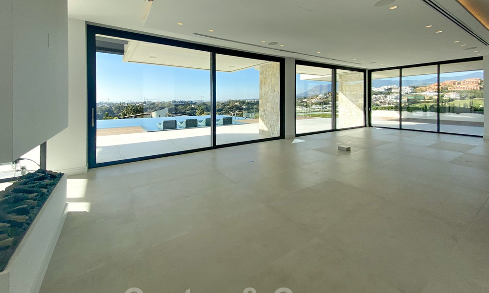 Sterk in prijs verlaagd! Instapklare moderne designvilla te koop met panoramisch golf- en zeezicht in een vijfsterren golfresort in Marbella - Benahavis 34643