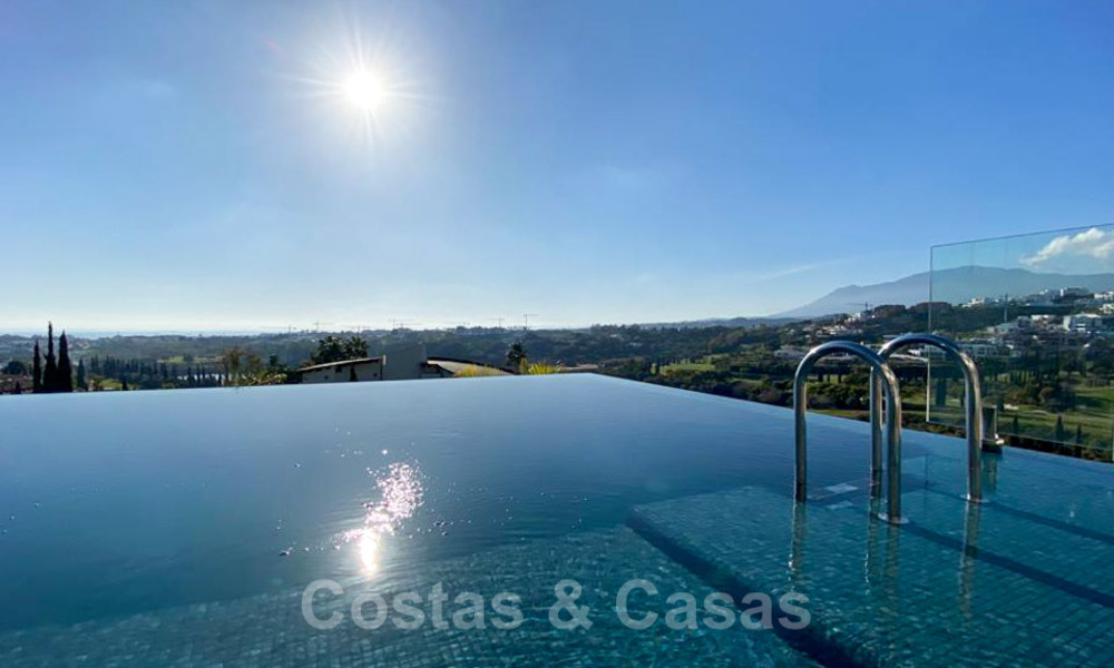 Sterk in prijs verlaagd! Instapklare moderne designvilla te koop met panoramisch golf- en zeezicht in een vijfsterren golfresort in Marbella - Benahavis 34645