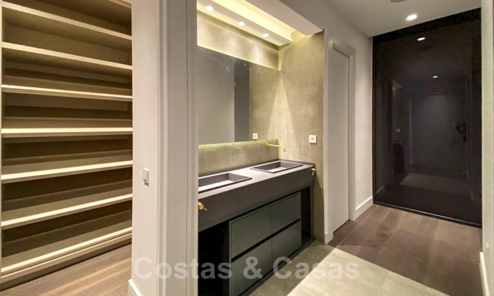 Sterk in prijs verlaagd! Instapklare moderne designvilla te koop met panoramisch golf- en zeezicht in een vijfsterren golfresort in Marbella - Benahavis 34647