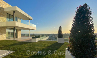 Sterk in prijs verlaagd! Instapklare moderne designvilla te koop met panoramisch golf- en zeezicht in een vijfsterren golfresort in Marbella - Benahavis 34649 