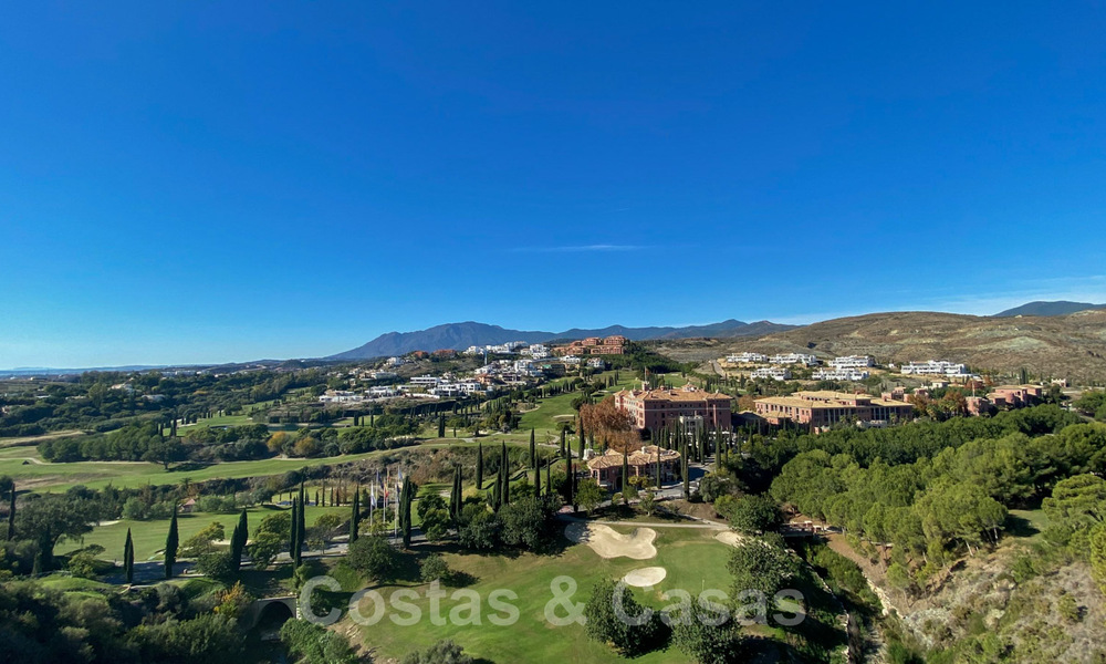 Sterk in prijs verlaagd! Instapklare moderne designvilla te koop met panoramisch golf- en zeezicht in een vijfsterren golfresort in Marbella - Benahavis 34650