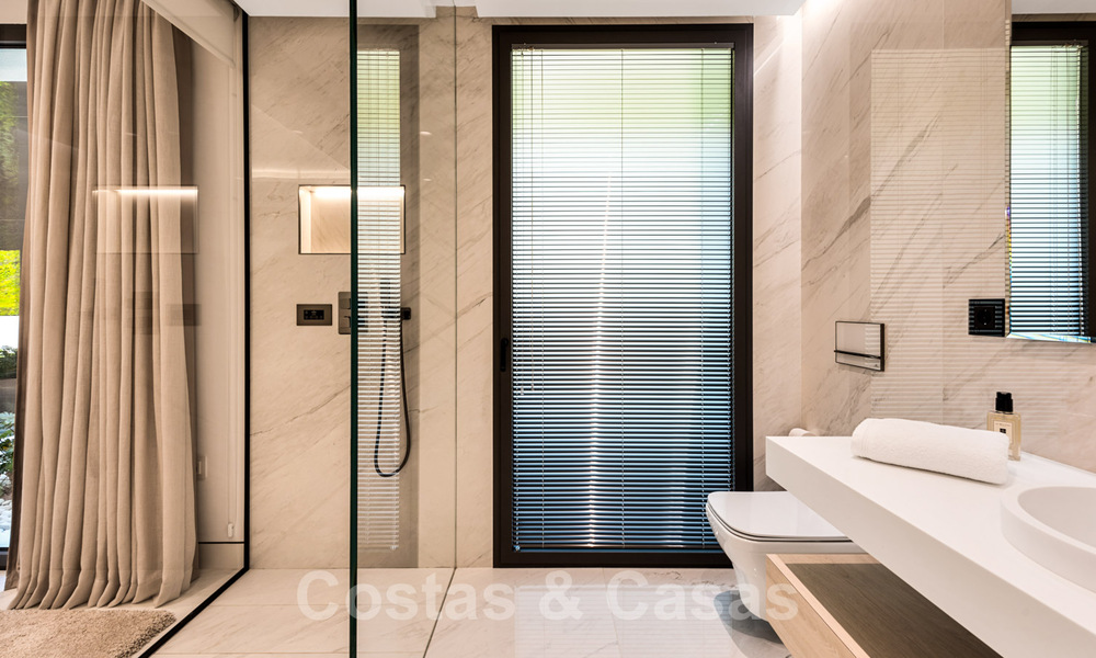 Neusje-van-de-zalm, modern instapklaar appartement te koop, direct aan het strand tussen Marbella en Estepona 34685