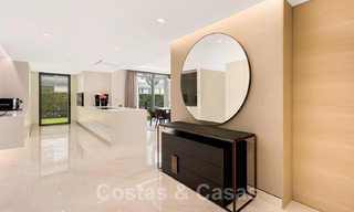 Neusje-van-de-zalm, modern instapklaar appartement te koop, direct aan het strand tussen Marbella en Estepona 34699 