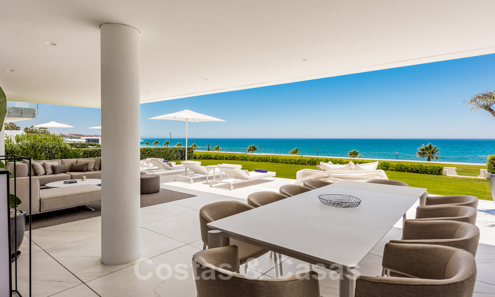 Neusje-van-de-zalm, modern instapklaar appartement te koop, direct aan het strand tussen Marbella en Estepona 34701