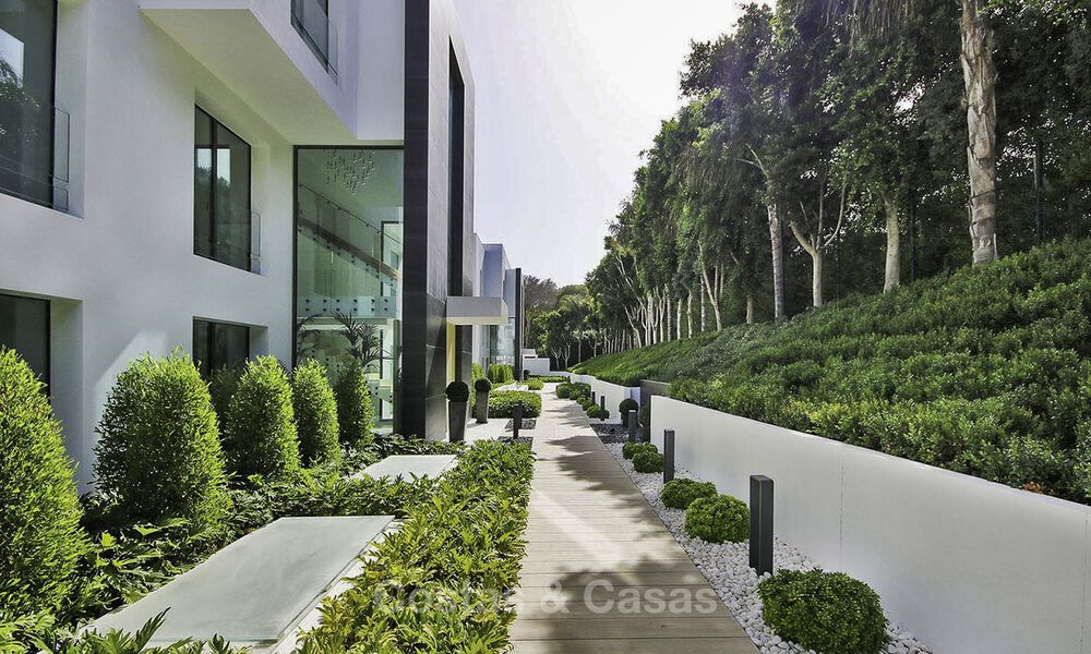 Neusje-van-de-zalm, modern instapklaar appartement te koop, direct aan het strand tussen Marbella en Estepona 34704