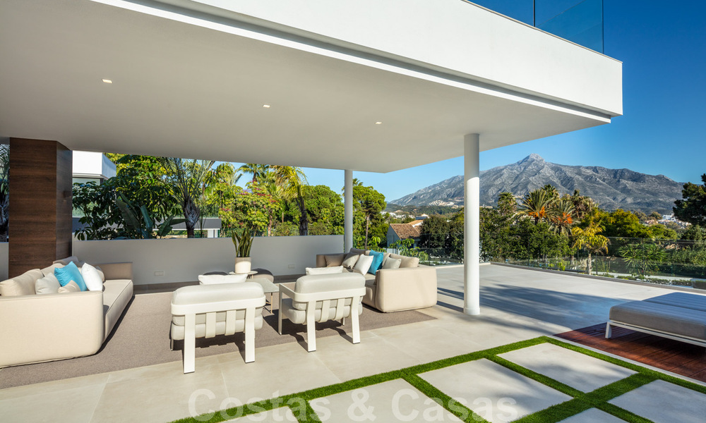 Designvilla in de zeer gewilde woonwijk Las Brisas in Nueva Andalucia met prachtig uitzicht op de La Concha berg in Marbella 34776