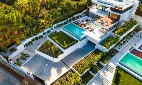 Designvilla in de zeer gewilde woonwijk Las Brisas in Nueva Andalucia met prachtig uitzicht op de La Concha berg in Marbella 34780