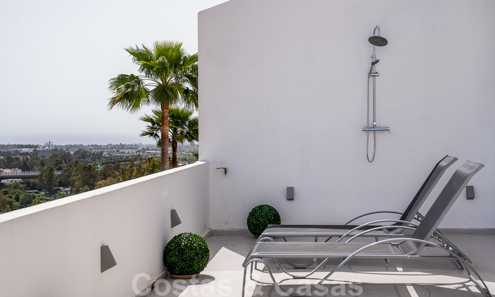 Smaakvol gerenoveerd appartement te koop met ruim terras, zee- en bergzicht in La Quinta golfresort, Benahavis - Marbella 34819