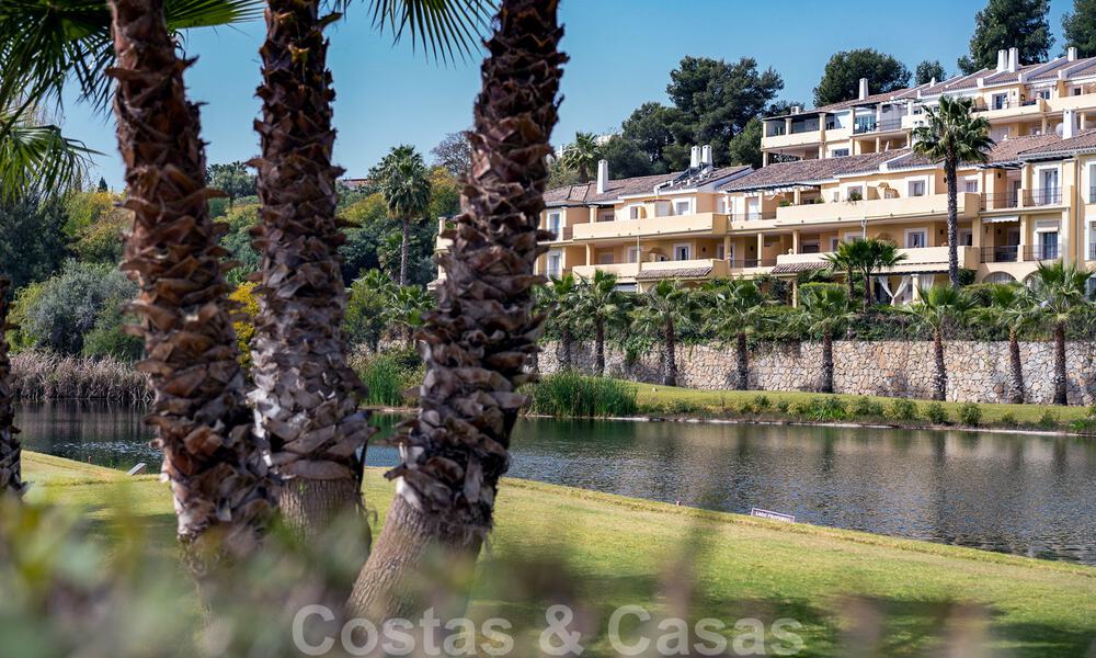 Eigentijds gerenoveerd appartement te koop met ruim terras, zee- en bergzicht in La Quinta golfresort, Benahavis - Marbella 34849