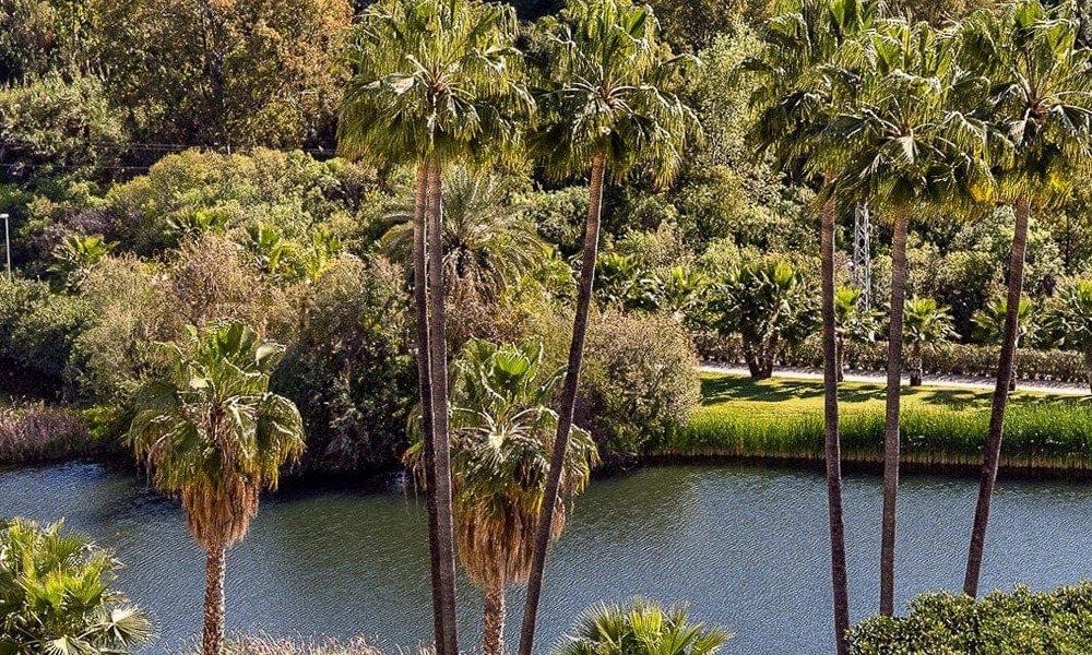 Eigentijds gerenoveerd appartement te koop met ruim terras, zee- en bergzicht in La Quinta golfresort, Benahavis - Marbella 34850