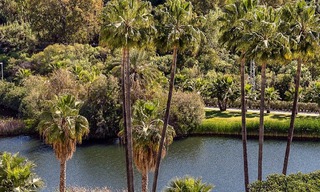 Eigentijds gerenoveerd appartement te koop met ruim terras, zee- en bergzicht in La Quinta golfresort, Benahavis - Marbella 34850 