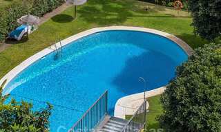 Eigentijds gerenoveerd appartement te koop met ruim terras, zee- en bergzicht in La Quinta golfresort, Benahavis - Marbella 34851 