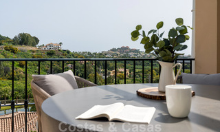 Eigentijds gerenoveerd appartement te koop met ruim terras, zee- en bergzicht in La Quinta golfresort, Benahavis - Marbella 34854 