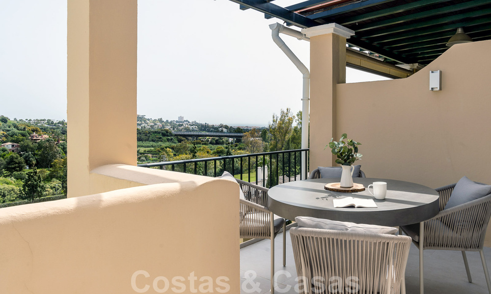 Eigentijds gerenoveerd appartement te koop met ruim terras, zee- en bergzicht in La Quinta golfresort, Benahavis - Marbella 34855